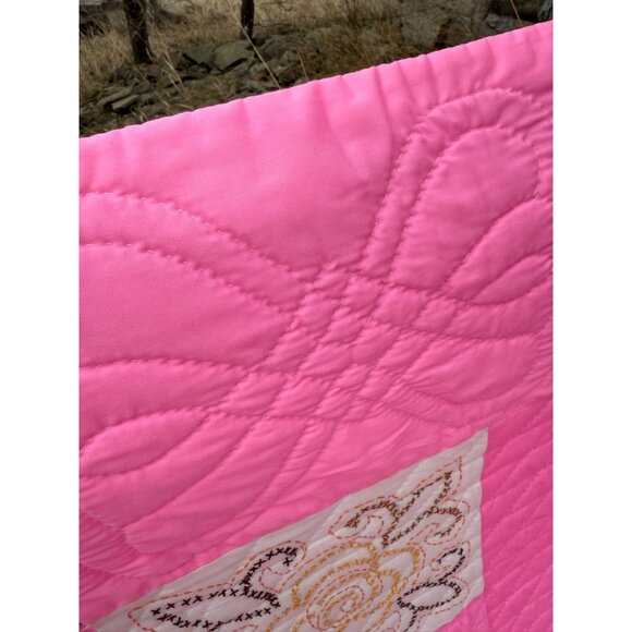 Vintage 60's Fluorescent Pink Quilt With Embroidered Patchwork 90x68" - Picture 9 of 16